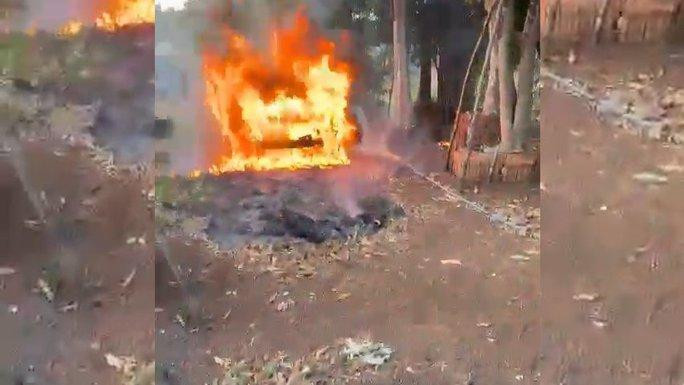 Chiếc xe bốc cháy ngùn ngụt