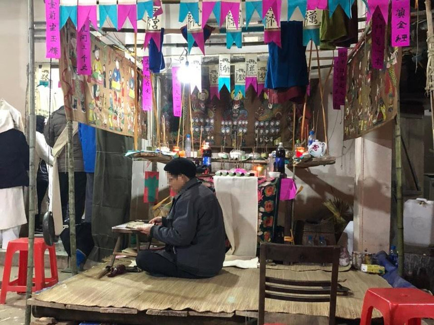 Ông thầy đang làm lễ