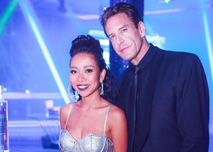 Thảo Trang tình tứ cùng bạn trai ngoại quốc khi đi biểu diễn.