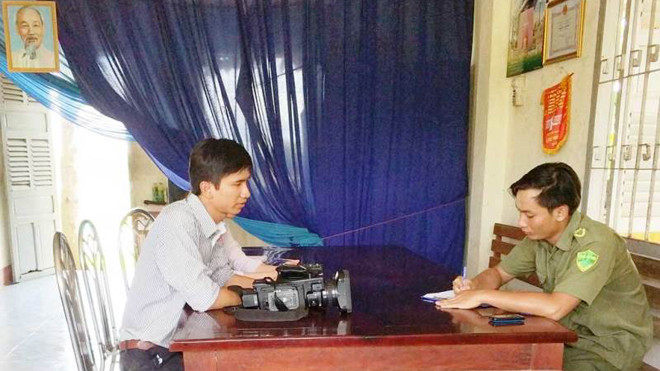 Phóng viên Phạm Đức Cảnh trình báo vụ việc với công an địa phương. Ảnh báo Long An.