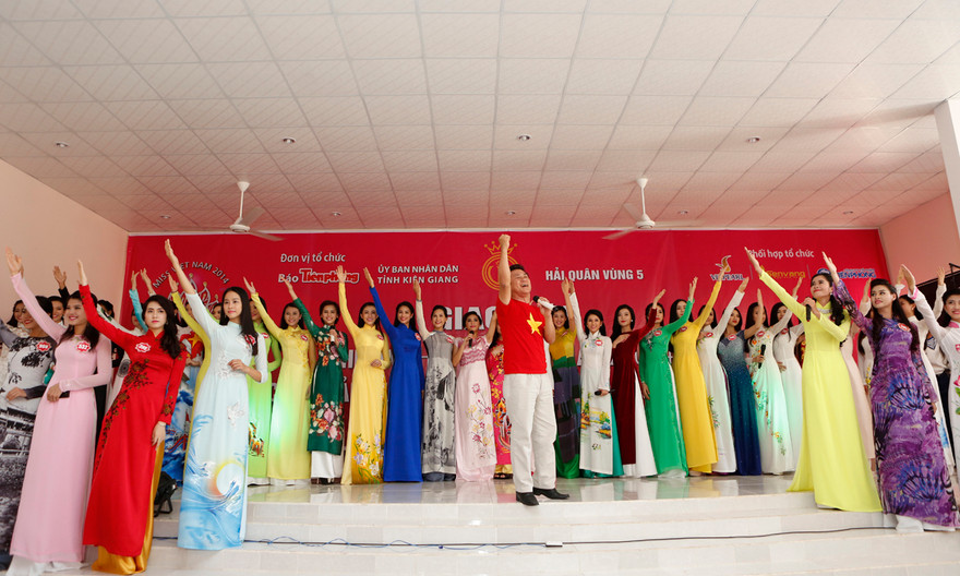 NSƯT Tạ Minh Tâm và 38 thí sinh thể hiện ca khúc 'Tổ quốc gọi tên mình' dành tặng các chiến sĩ Hải Quân Vùng 5. Ảnh: Hồng Vĩnh.