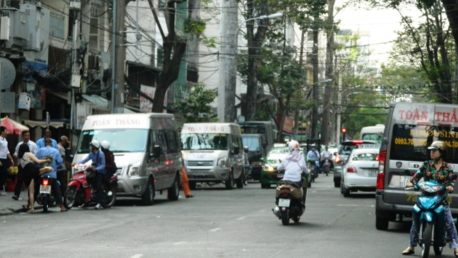 Xe chạy hợp đồng nhưng vận chuyển hành khách như xe khách tuyến cố định.