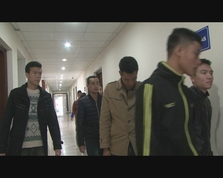 Một số đối tượng tham gia vụ hỗn chiến bị tạm giữ.