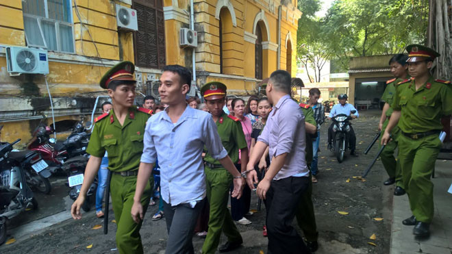 Hai tên cướp tại tòa ngày 9/12. Ảnh: Tân Châu 