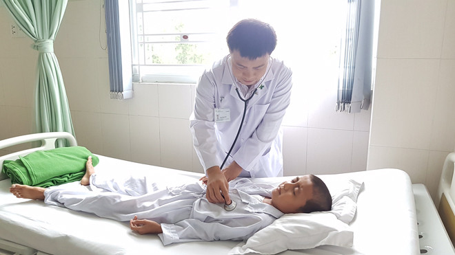  Bác sĩ đang thăm khám cho bệnh nhi mắc hội chứng Marfan hở van tim hai lá