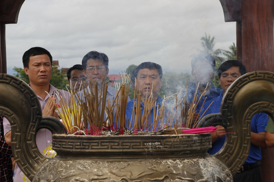 Ban Bí thư TƯ Đoàn thăm, tặng quà các gia đình chính sách ở Quảng Trị
