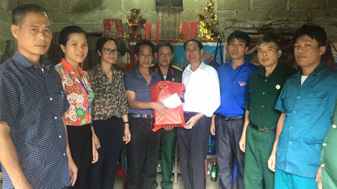 Động viên, hỗ trợ gia đình ông Vi Văn Chéo
