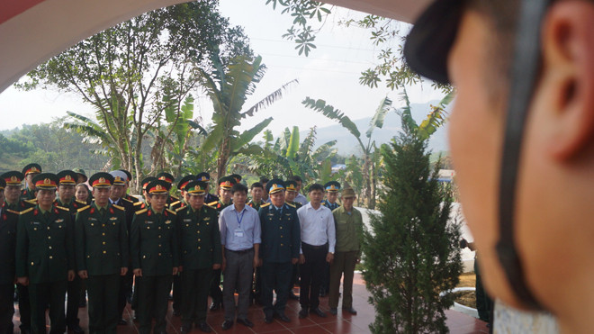 Các đại biểu dâng hương tại khu di tích ra đời Trung đoàn 246 và Chi đoàn Thanh niên cứu quốc đầu tiên trong Quân đội, chiều 8/2