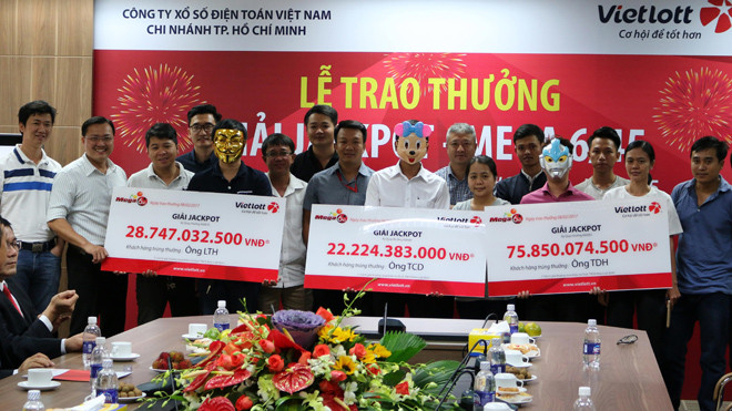  Lần đầu tiên có 3 người trúng Jackpot - Mega 6/45 ở 3 kỳ quay số mở thưởng khác nhau cùng lên nhận giải trong 1 ngày.