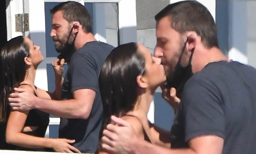 Ben Affleck đắm say hôn bạn gái mới trong khi vợ cũ bị nghi hẹn hò Bradley Cooper