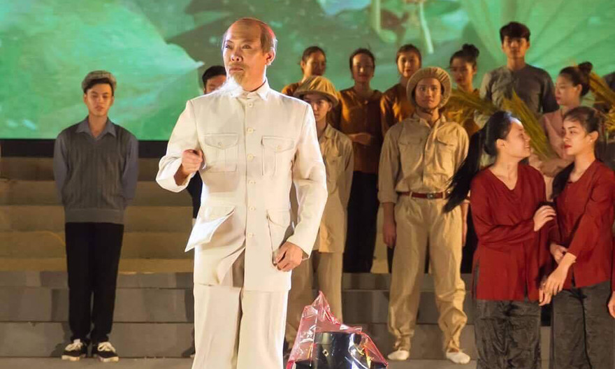 Nghệ sĩ Tạ Hồng Dương trong một lần hoá thân thành Bác Hồ.