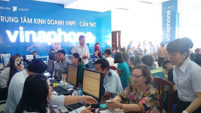 Nhiều người dùng sợ bị khóa thuê bao nên dù phải ngồi chờ đợi vẫn cố gắng hoàn thành thủ tục. Ảnh: Hải Dương.