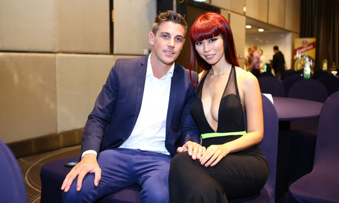 Hà Anh gợi cảm bên 'trai đẹp' ngoại quốc