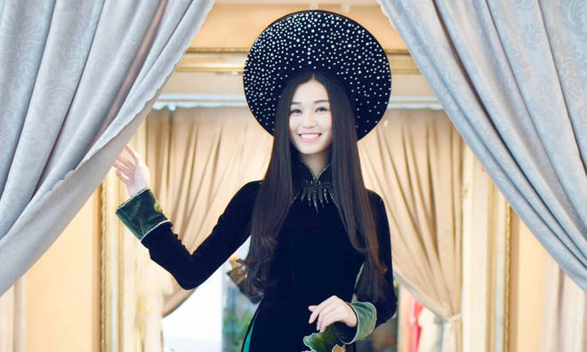 Khánh My mặc áo dài, đội mấn 'khủng'