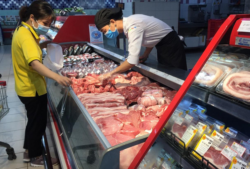 Giá lợn hơi giảm kỷ lục, vì sao người dân vẫn mua đắt?