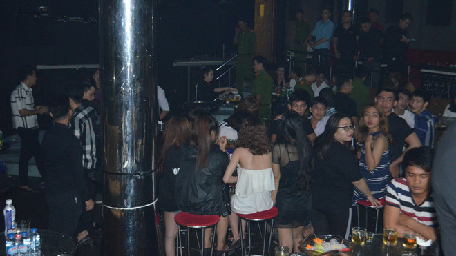 Gần trăm người có mặt ở vũ trường vào lúc rạng sáng. Ảnh cơ quan CA cung cấp.