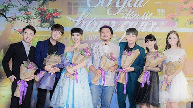  Đoàn làm phim Cô giá đến từ hôm qua ra mắt khán giả trước buổi chiếu phim