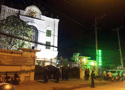 Cảnh sát khám nghiệm hiện trường. Ảnh: Sơn Hòa.