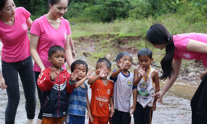 Thí sinh Hoa hậu Việt Nam 2018 lội suối mang nước sạch về bản Nịu.