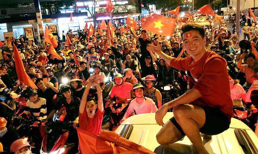 Đàm Vĩnh Hưng có tinh thần yêu bóng đá rất lớn.