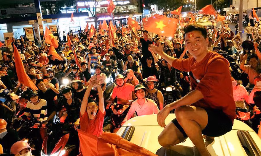 Đàm Vĩnh Hưng có tinh thần yêu bóng đá rất lớn.