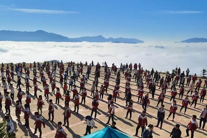 Khung cảnh trường học đầy thơ mộng giữa bốn bề mây trắng vây quanh. Ảnh: Triệu Tư