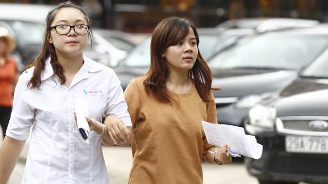 Thí sinh sau giờ thi sáng 9/7. Ảnh: Như Ý