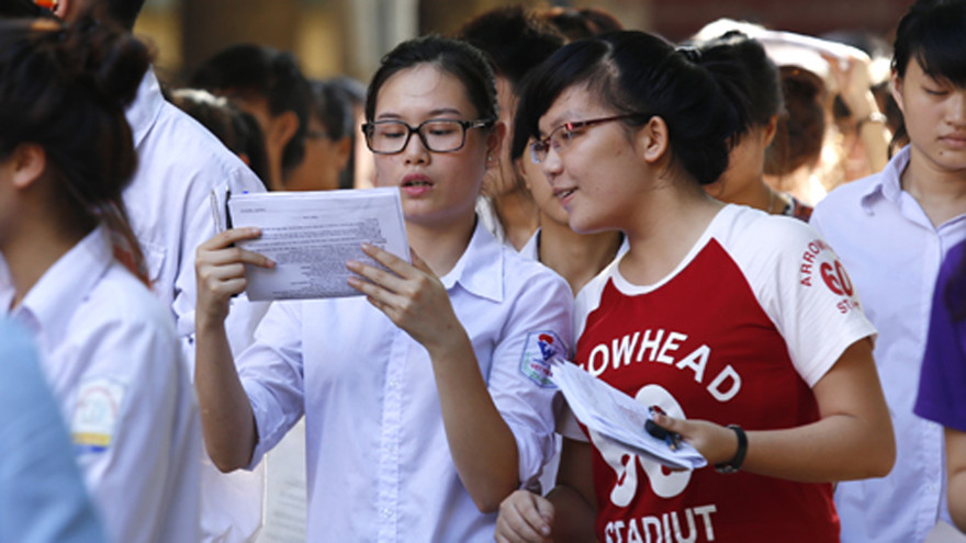 Thí sinh xem lại bài sau giờ thi chiều 9/7. Ảnh: Như Ý