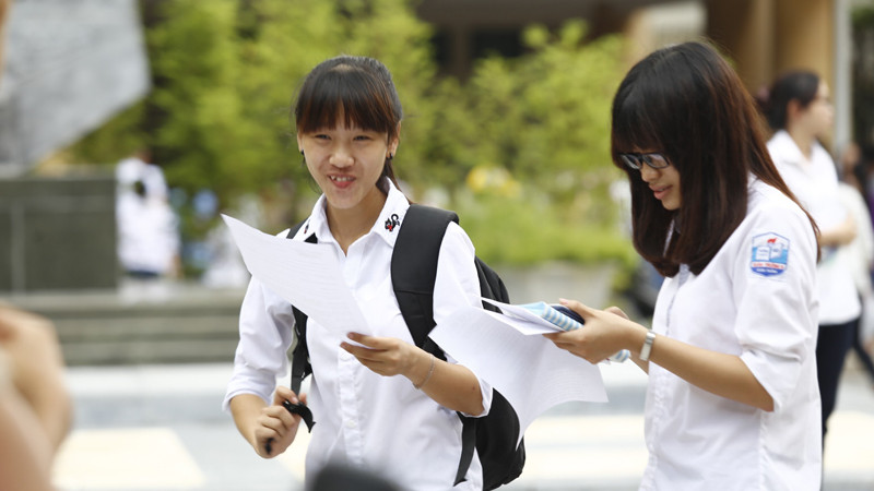 Thí sinh sau giờ thi sáng 9/7. Ảnh: Như Ý