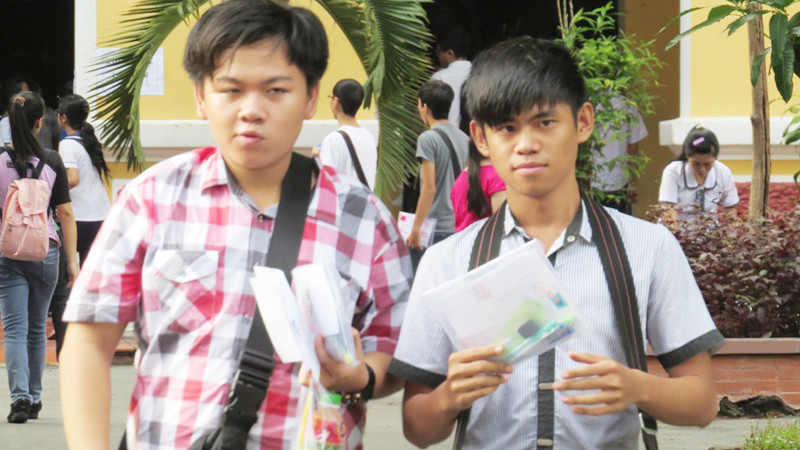 thí sinh rời phòng thi môn Toán sáng 9/7. Ảnh: Nguyễn Dũng