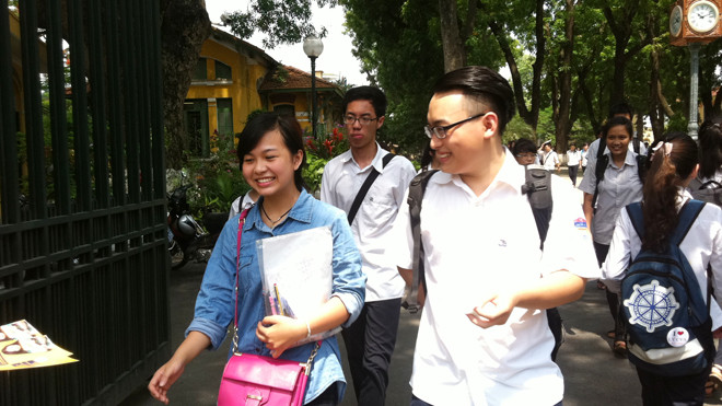 Thí sinh cười tươi khi ra khỏi phòng thi môn Toán sáng nay 3/6. Ảnh: Đỗ Hợp