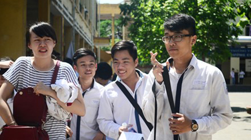 Thí sinh cười tươi khi ra khỏi phòng thi trong kì thi tốt nghiệp THPT 2014. Ảnh: Đỗ Hợp