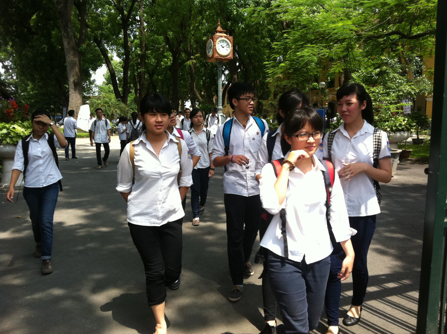 Thí sinh ra khỏi phòng thi thở phào vì đề thi vừa sức. Ảnh: Đỗ Hợp