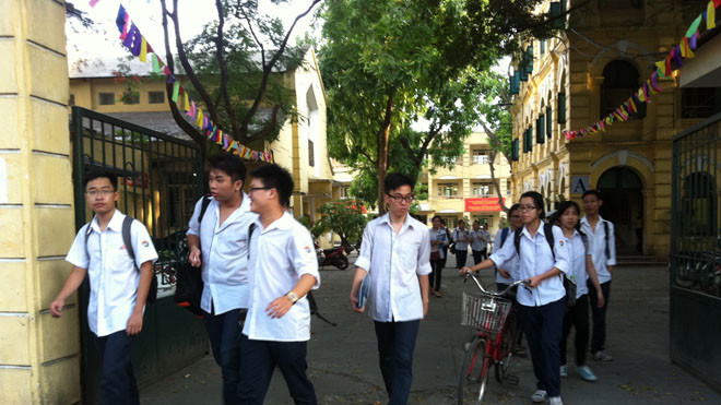 Thí sinh vui vẻ sau khi ra khỏi phòng thi môn Địa. Ảnh: Đỗ Hợp