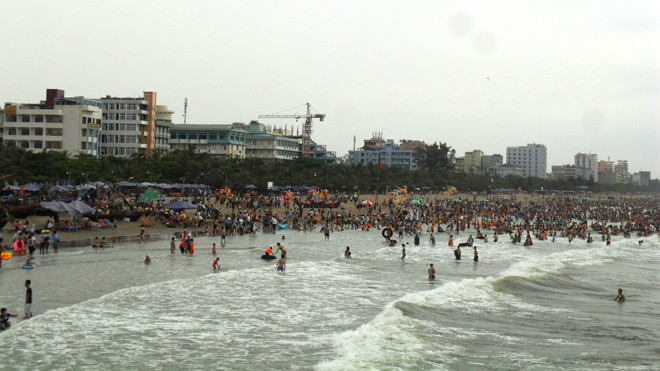 Du lịch Sầm Sơn vào mùa. Ảnh: Hoàng Lam 