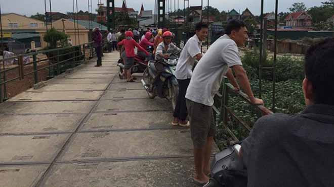 Hàng trăm người tìm kiếm tung tích người phụ nữ nhảy cầu tự vẫn