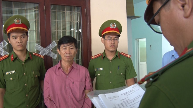 Khám xét nơi làm việc của nguyên Trưởng phòng Cục thuế nhận hối lộ