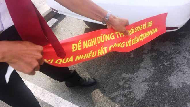 Sở Giao thông yêu cầu Vinasun gỡ toàn bộ biểu ngữ phản đối Uber, Grab