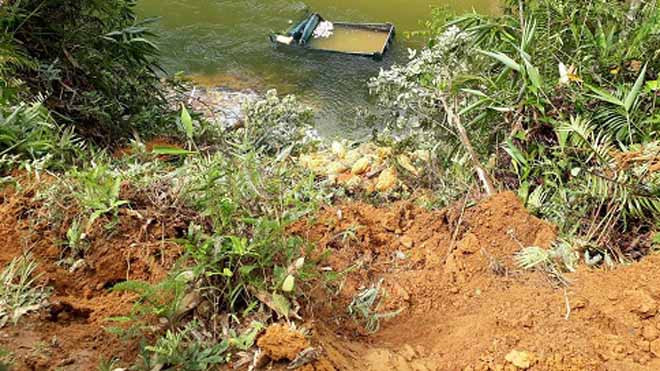 Xe tải mất lái rơi xuống vực sâu 20 m