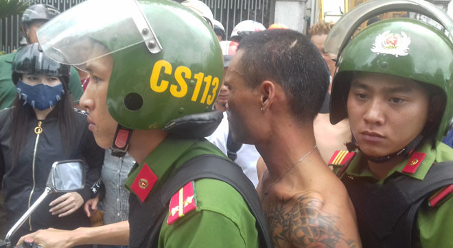 'Ngáo đá' chém trọng thương bạn tù rồi leo lên nóc nhà chửi bới