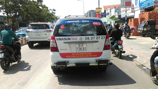 Vinasun yêu cầu tài xế gỡ biểu ngữ phản đối Uber và Grab