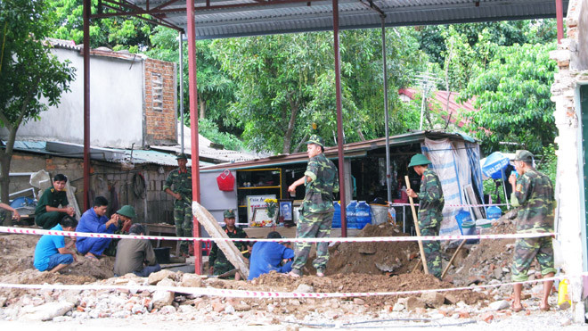 Tại hầm đạn ở Thành cổ Quảng Trị, lực lượng công binh đã tìm thấy 2 hài cốt liệt sĩ. Ảnh: Q.H
