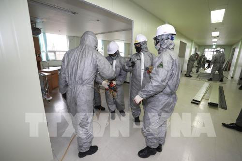 Binh sĩ Hàn Quốc dựng các giường bệnh và phòng bệnh dã chiến để đón bệnh nhân nhiễm COVID-19 tại bệnh viện quân y ở Daegu, cách Seoul khoảng 300km về phía Đông Bắc ngày 28/2/2020. Ảnh: YONHAP/TTXVN