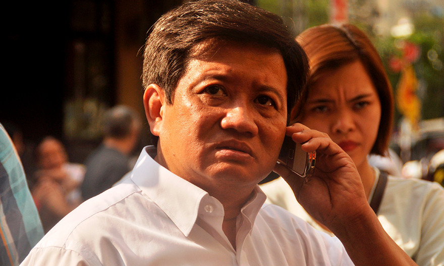 Ông Đoàn Ngọc Hải chỉ đạo đoàn kiểm tra xử phạt nhiều xe ô tô đậu vỉa hè.