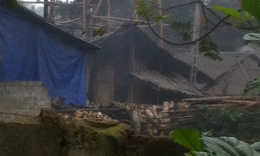 Hình ảnh lò đốt than gần trường học hoạt động trong ngày 15/3/2017. 