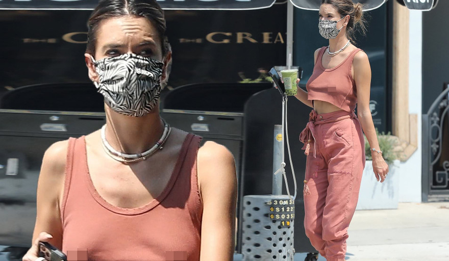 Alessandra Ambrosio 'thả rông' vòng một táo bạo