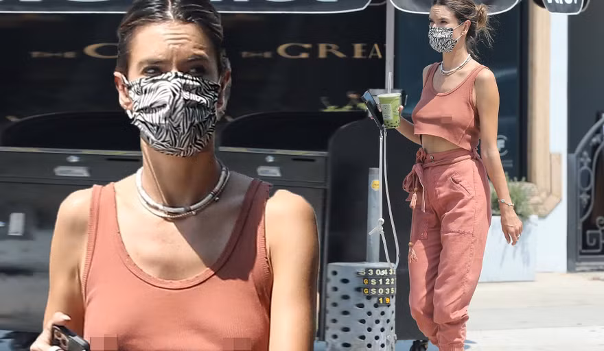 Alessandra Ambrosio 'thả rông' vòng một táo bạo