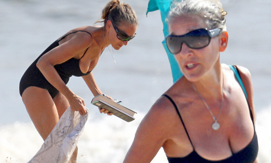 Sao ‘Sex and the City’ mặc áo tắm tôn vòng một gợi cảm ở tuổi 55