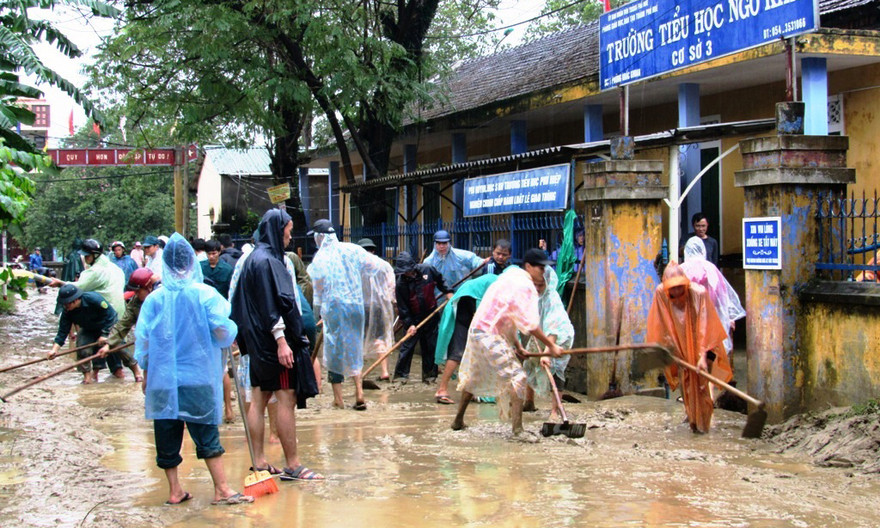 Tập trung vệ sinh, phong quang trường lớp, khôi phục lại giảng dạy sau lũ tại TT-Huế.