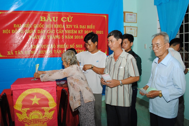 Cử tri lớn tuổi nhất được mời bỏ lá phiếu đầu tiên.